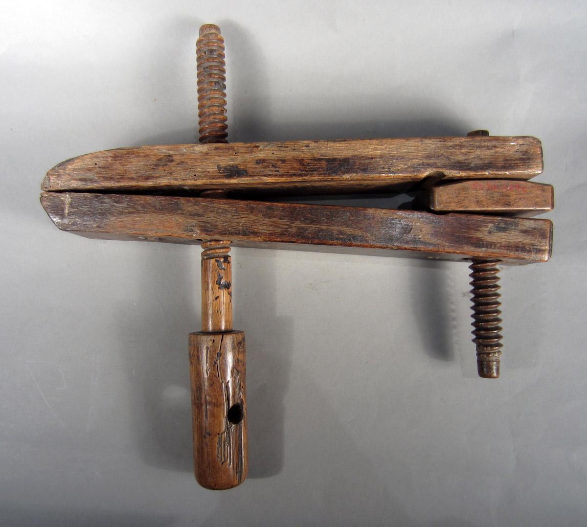 1957.0026.609 A-E Clamp, View 2