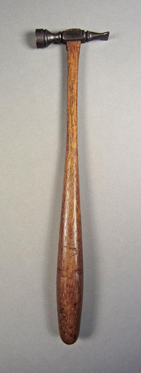 1957.0026.611, Hammer, side 2