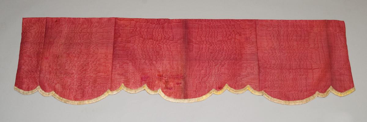 1969.0509 Window hanging, valance