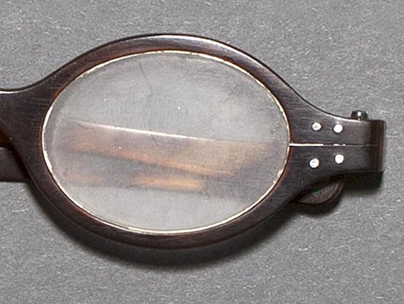 1969.0663 Spectacles, Detail