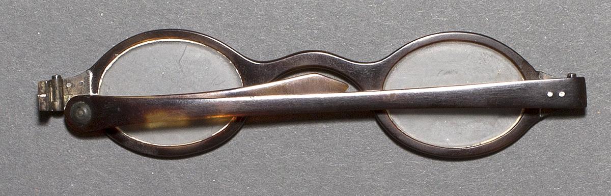 1969.0663 Spectacles, Verso