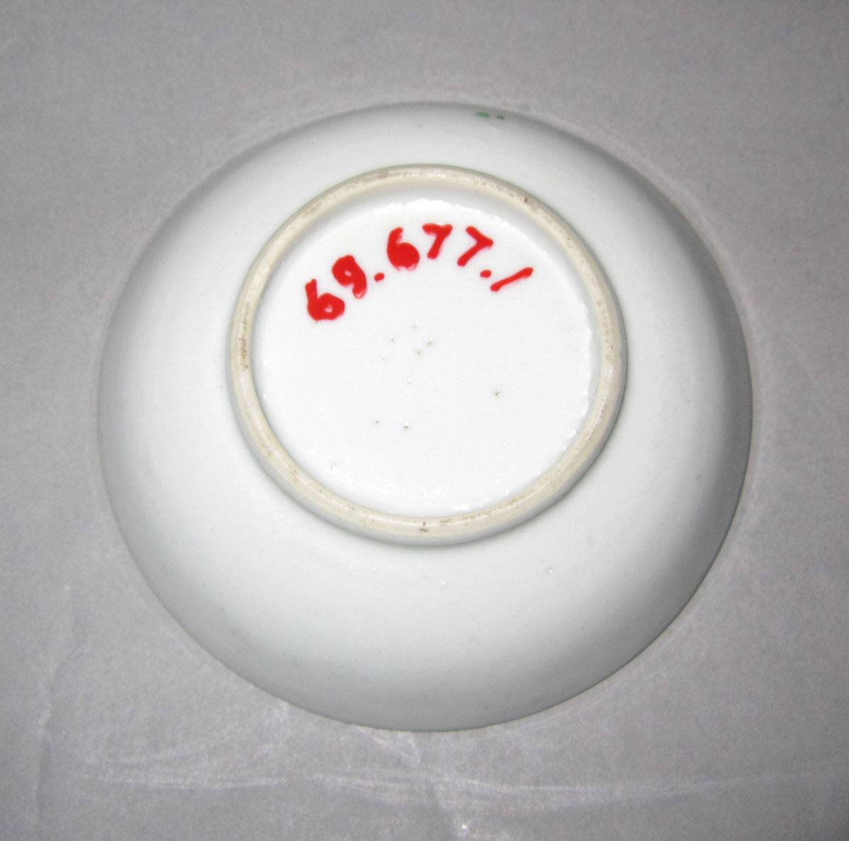 1969.0677.001 Porcelain saucer underside