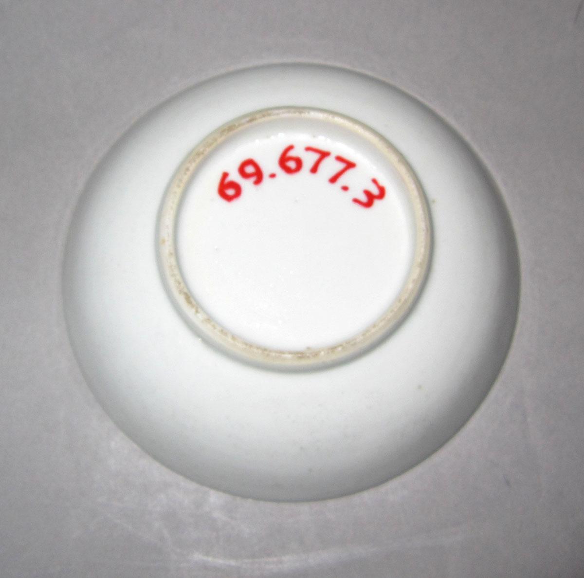 1969.0677.003 Porcelain saucer underside