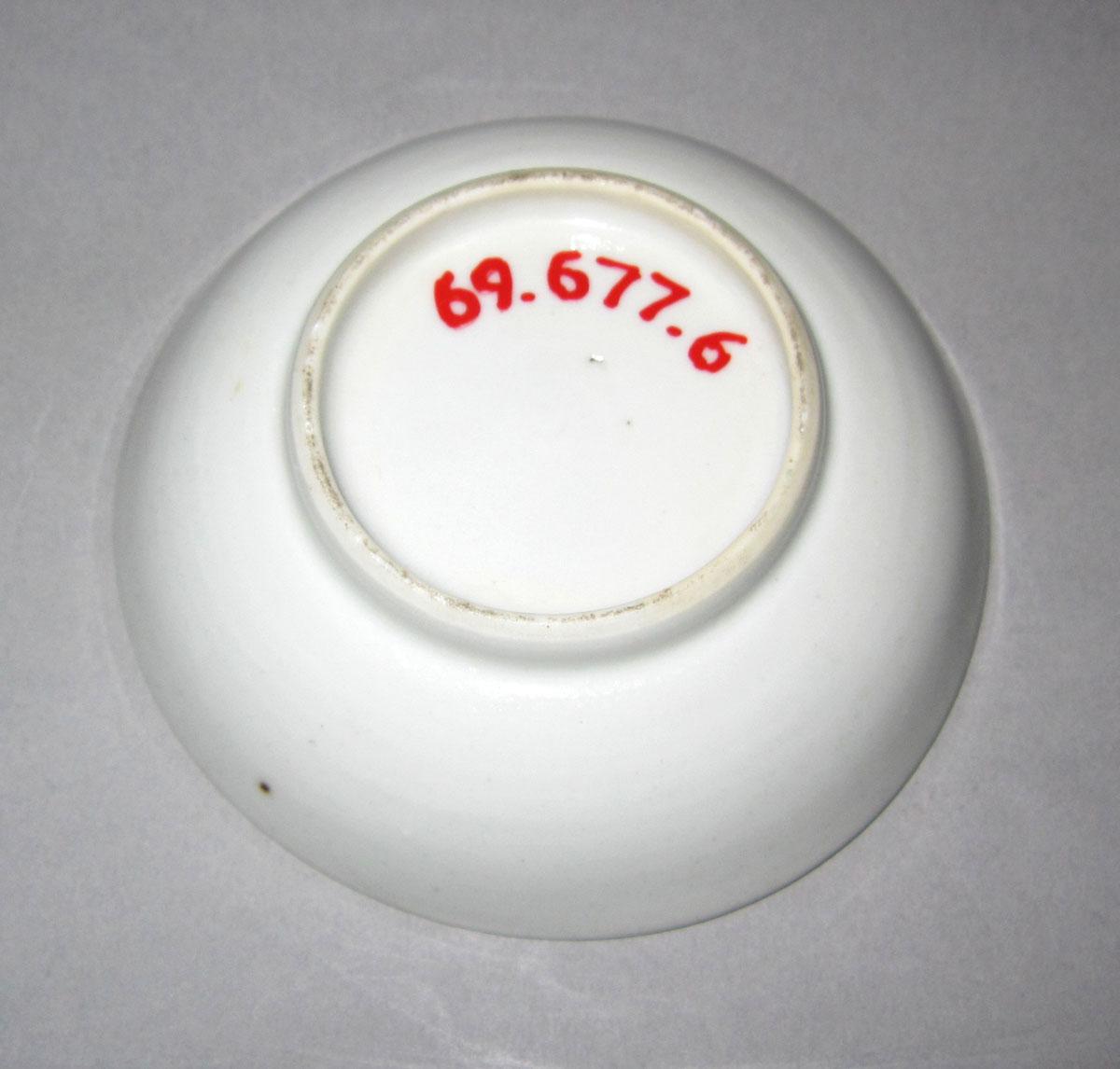 1969.0677.006 Porcelain saucer underside