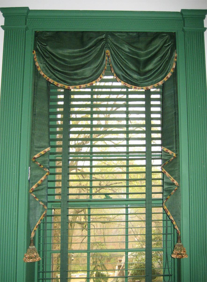 1969.0700.002 Window hangings