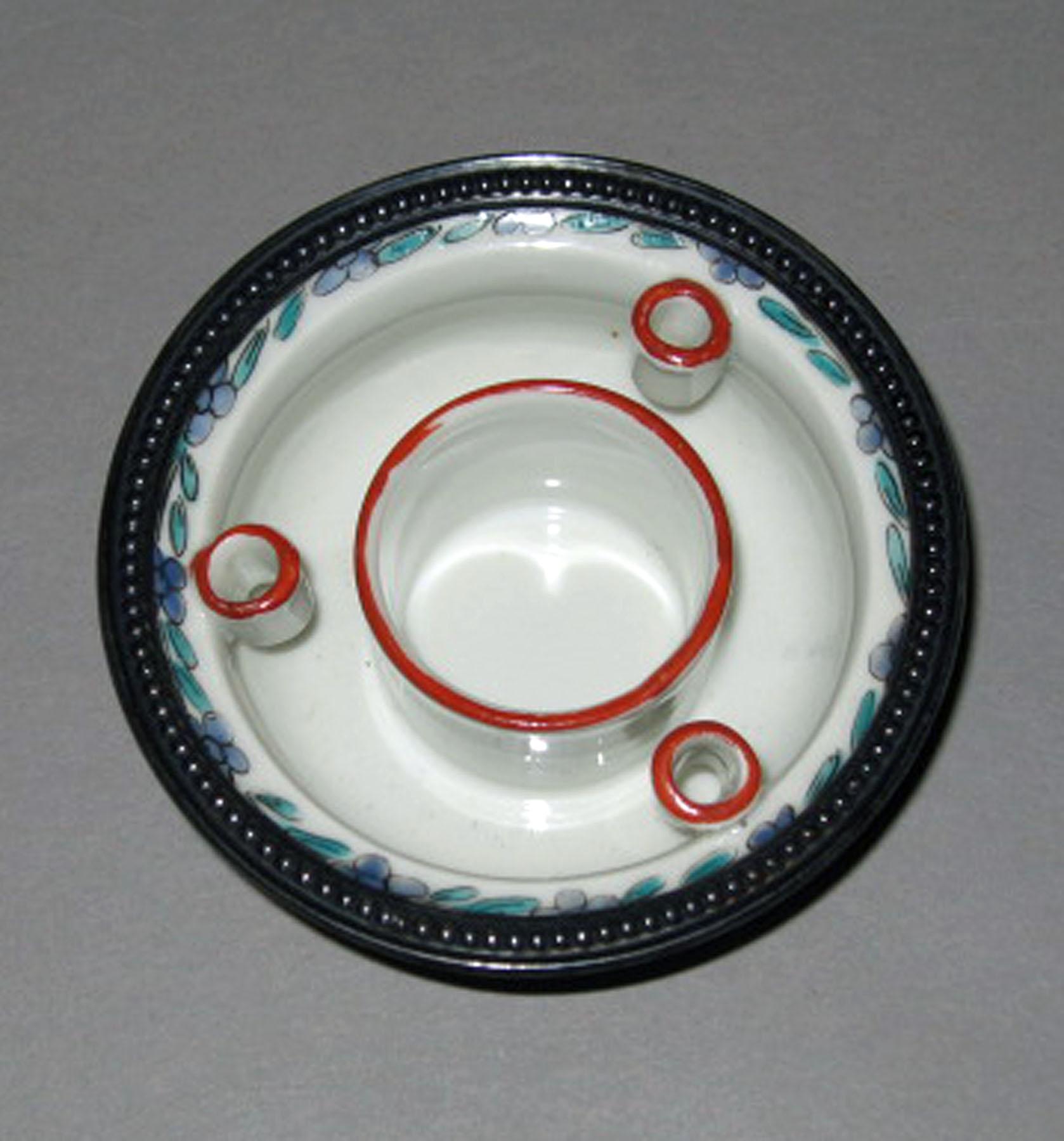 1969.0708 French porcelain inkwell (top)