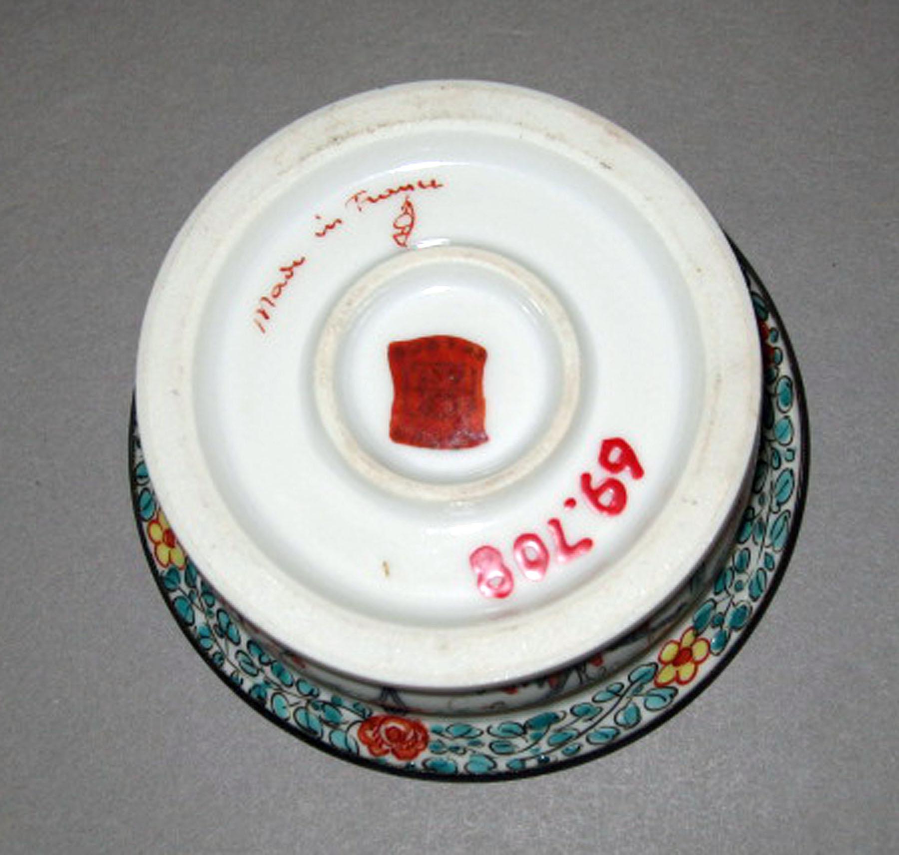 1969.0708 French porcelain inkwell (underside)