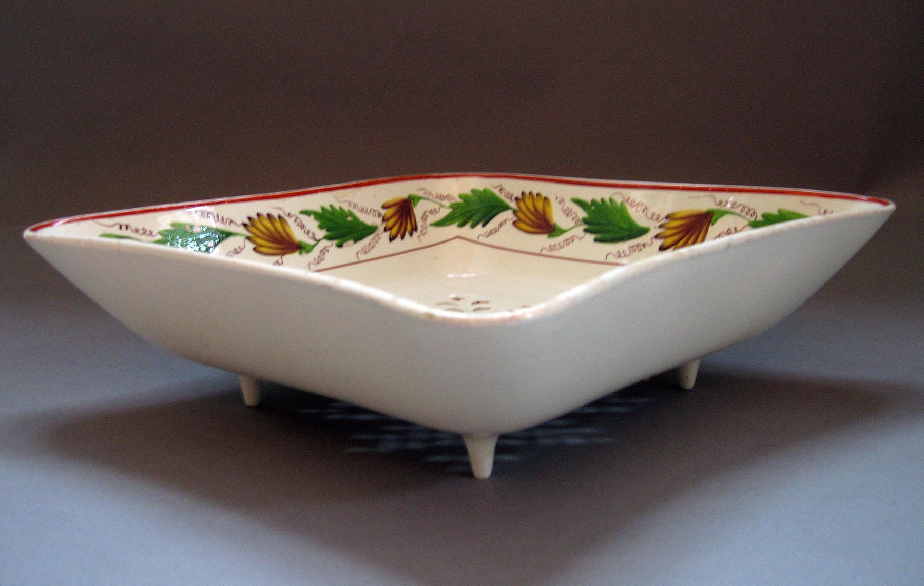 1969.0736.009 Dish (side view)