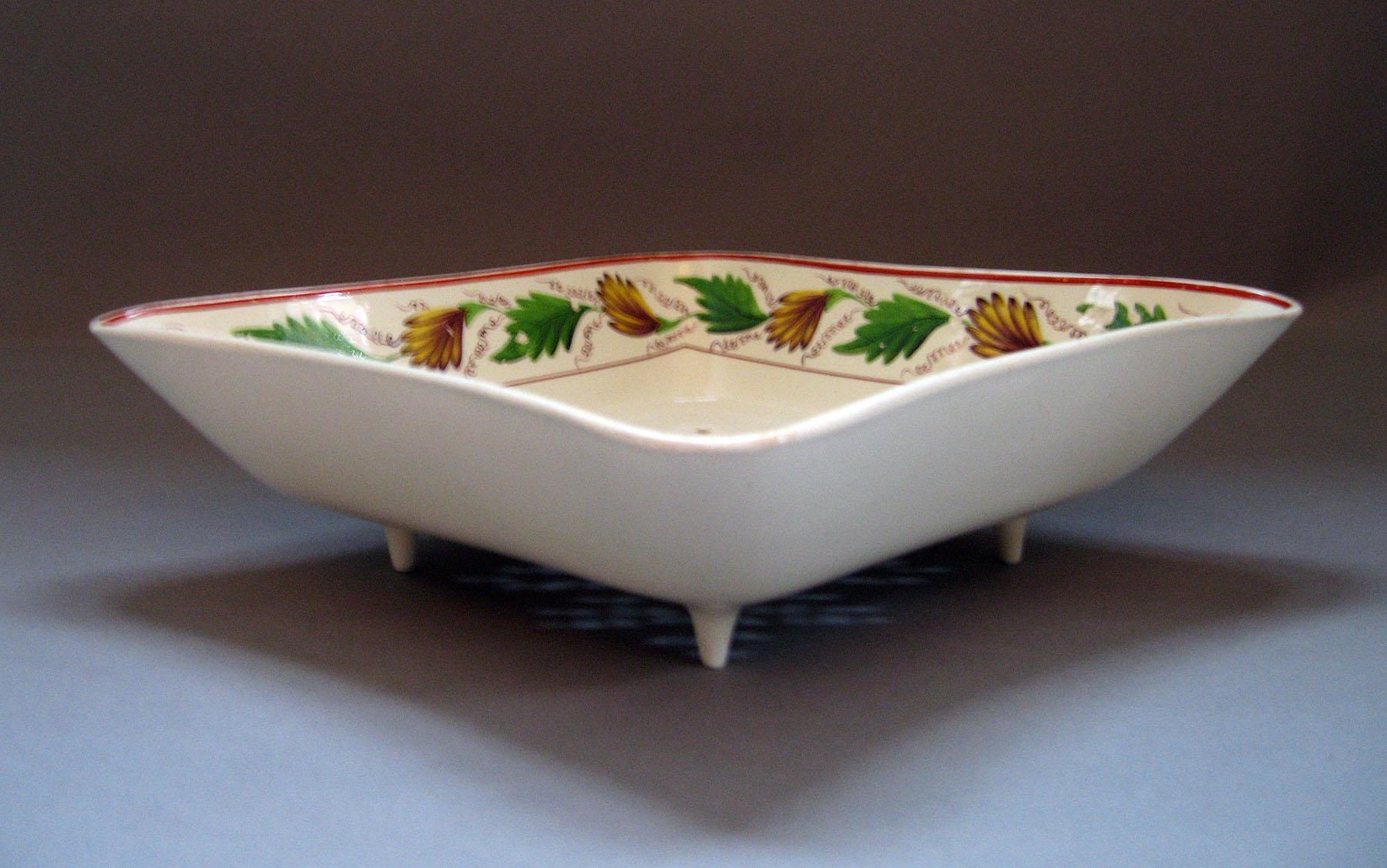 1969.0736.010 Dish (side view)