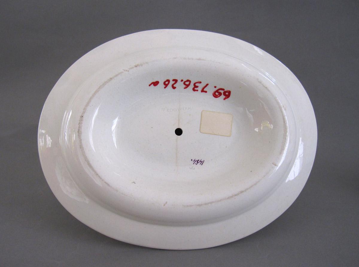 1969.0736.026 A Tureen and stand, view 2