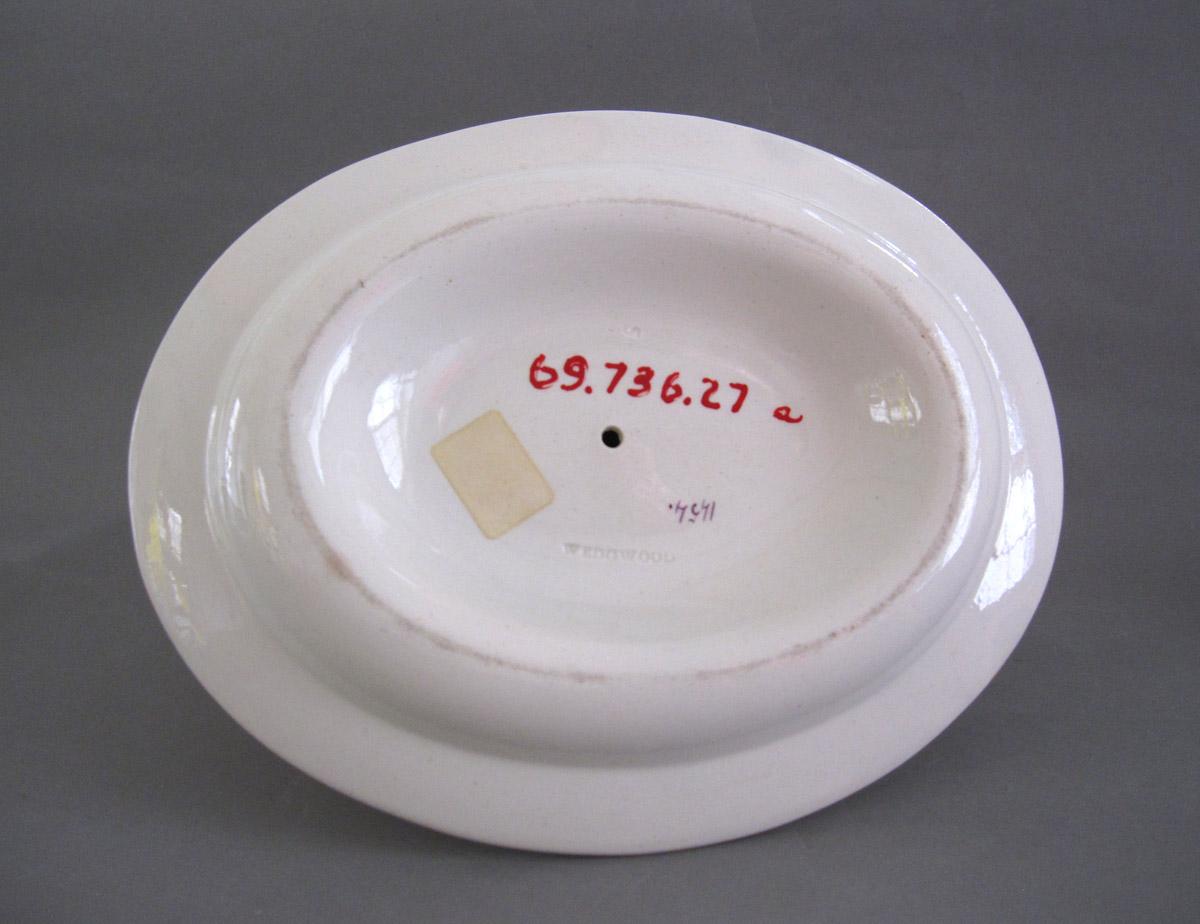 1969.0736.027 A Tureen and stand, view 2
