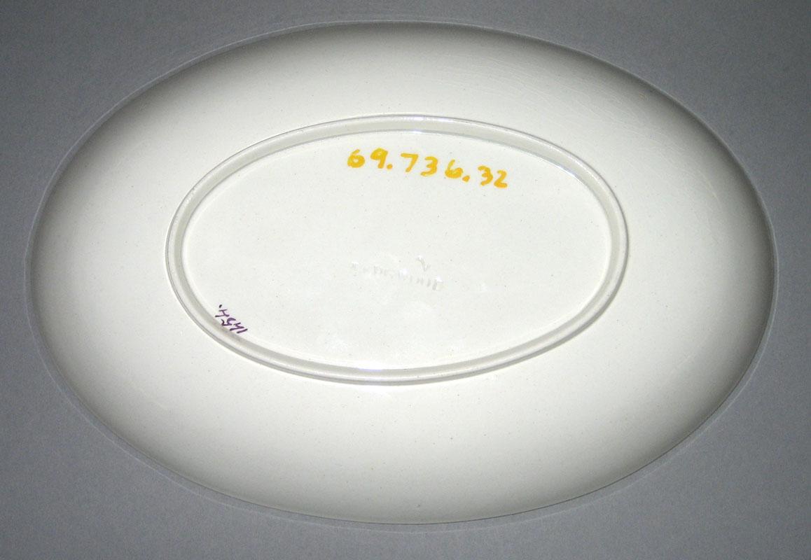 1969.0736.032 Dish underside
