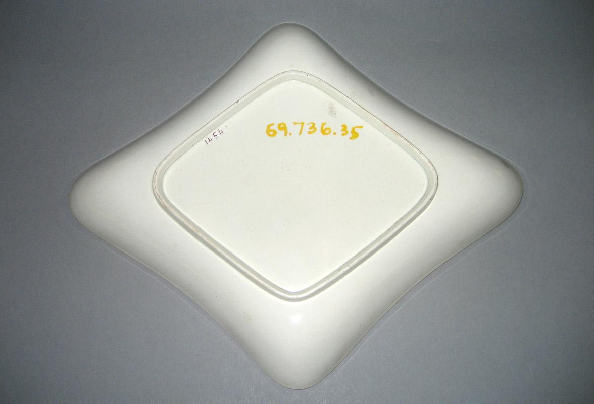 1969.0736.035 Dish underside