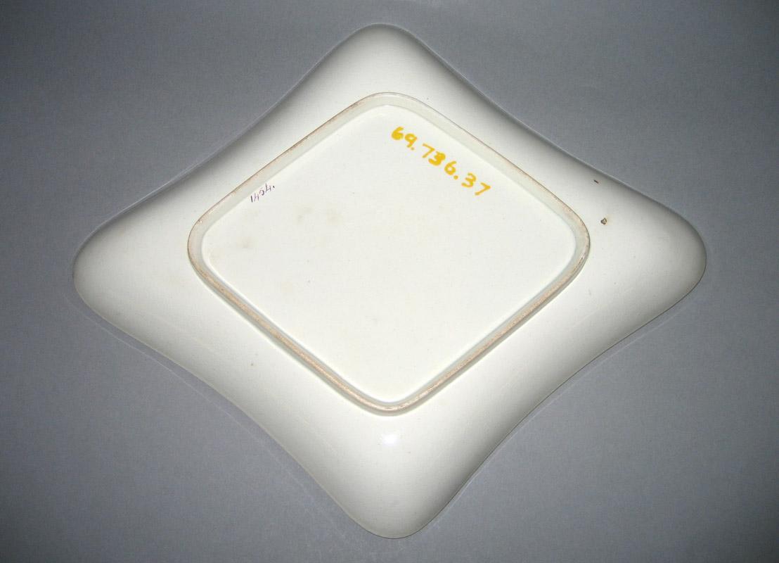 1969.0736.037 Dish underside
