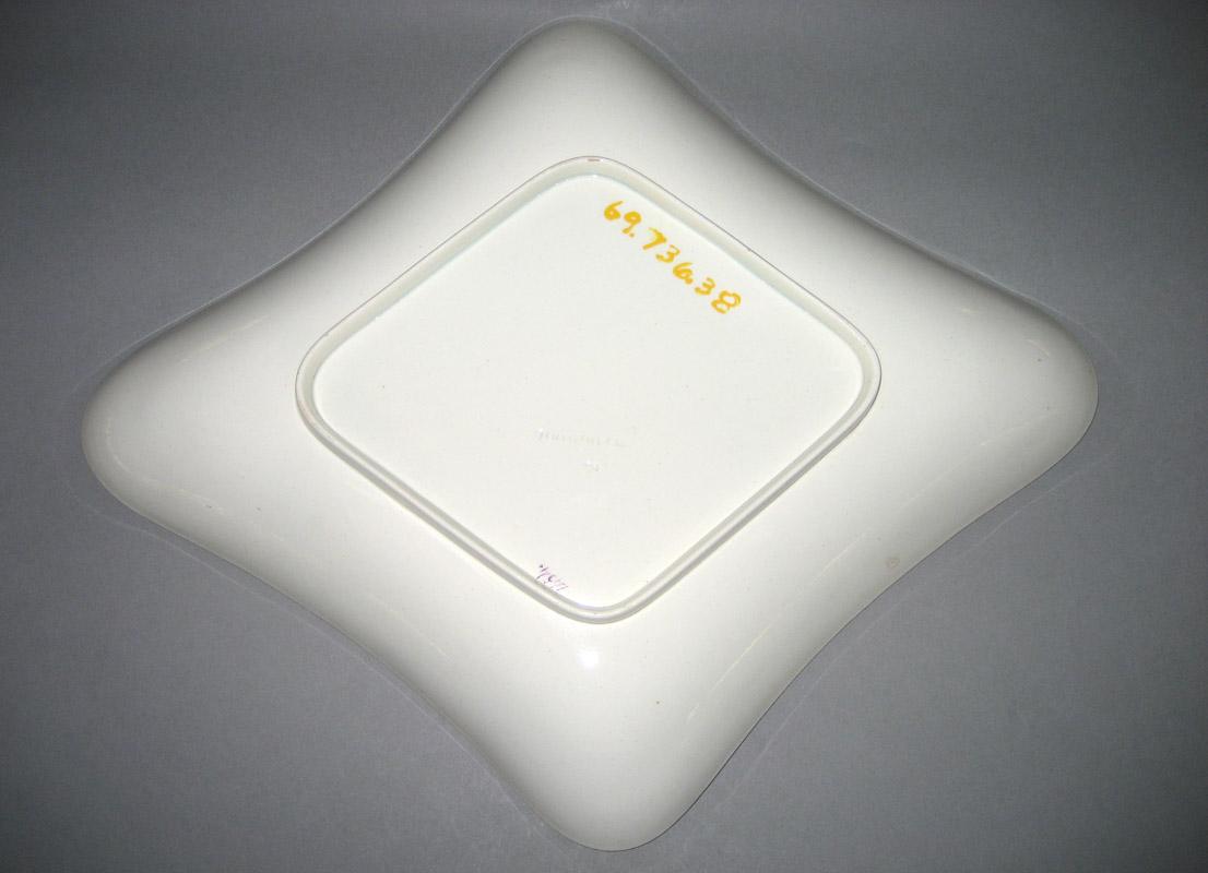 1969.0736.038 Dish underside