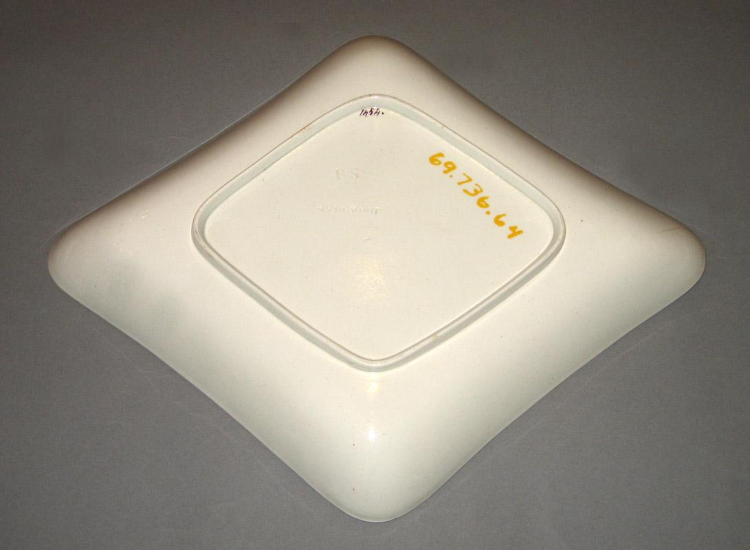 1969.0736.064 dish underside