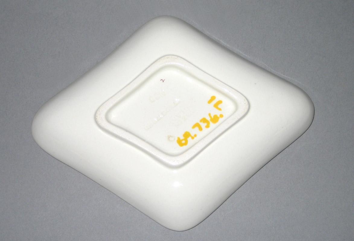 1969.0736.071 Dish underside