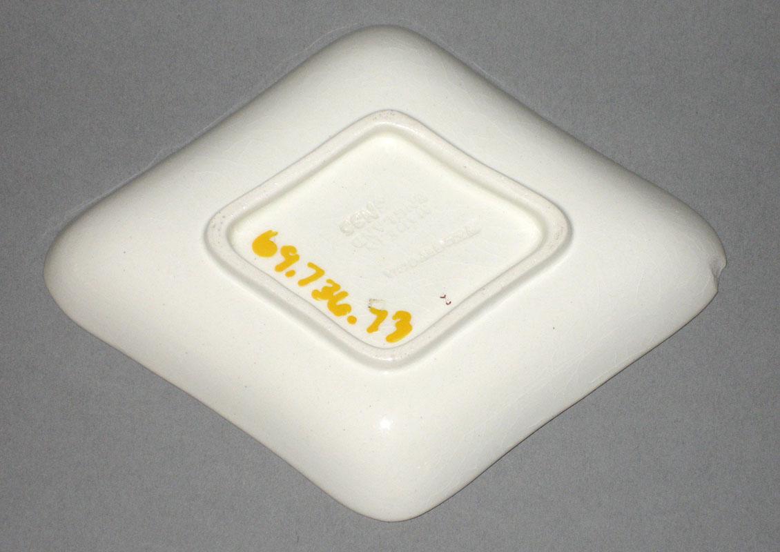 1969.0736.073 Dish underside