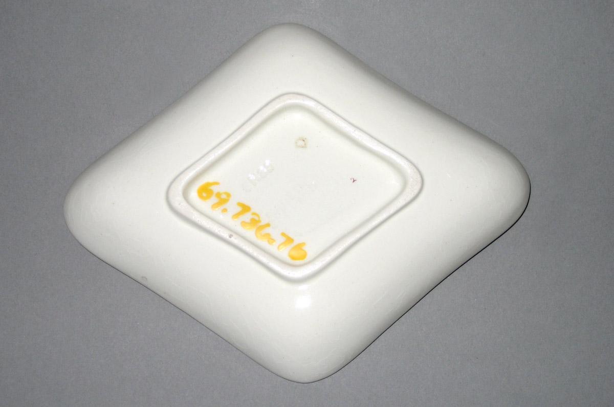 1969.0736.076 Dish underside