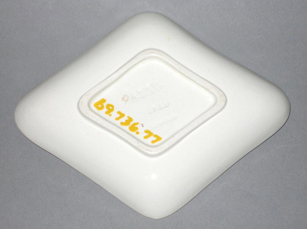 1969.0736.077 Dish underside