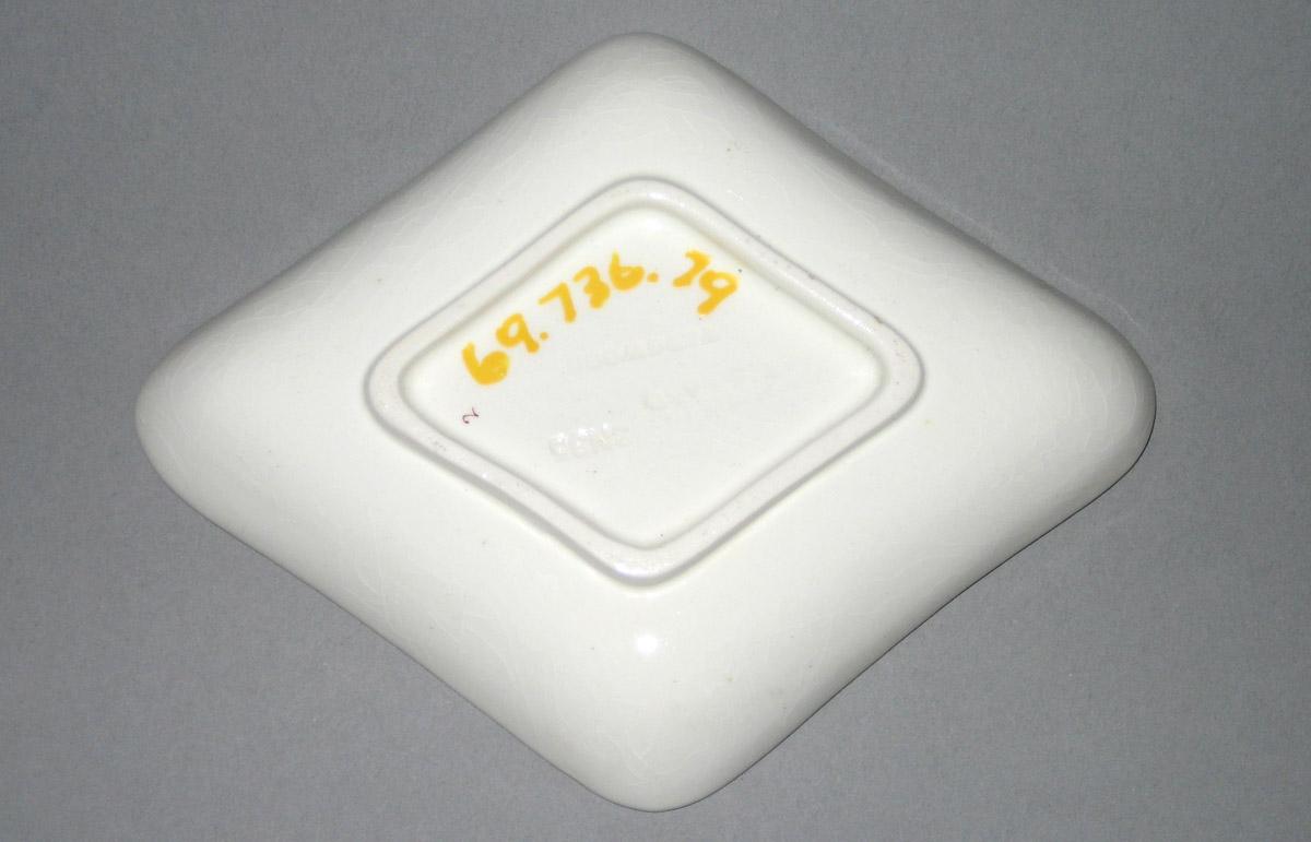 1969.0736.079 Dish underside