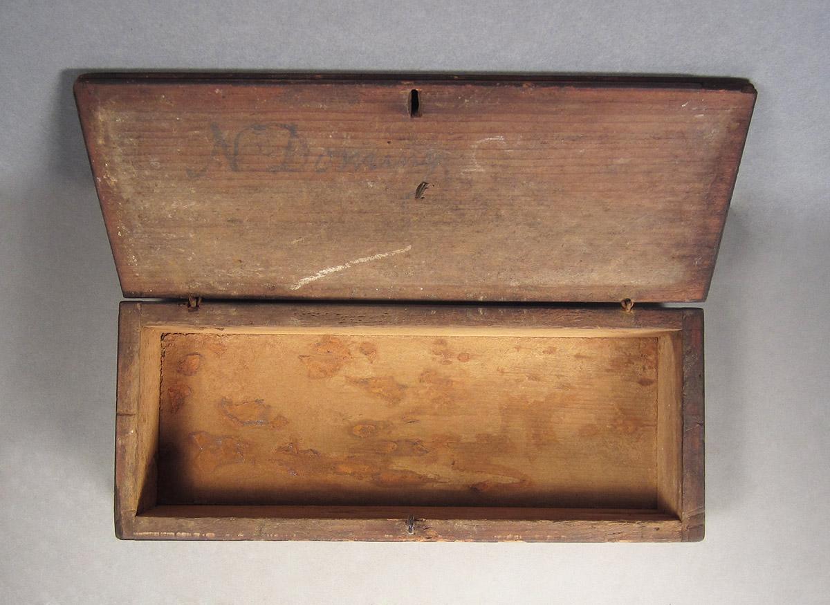 1957.0026.658, Box, inside