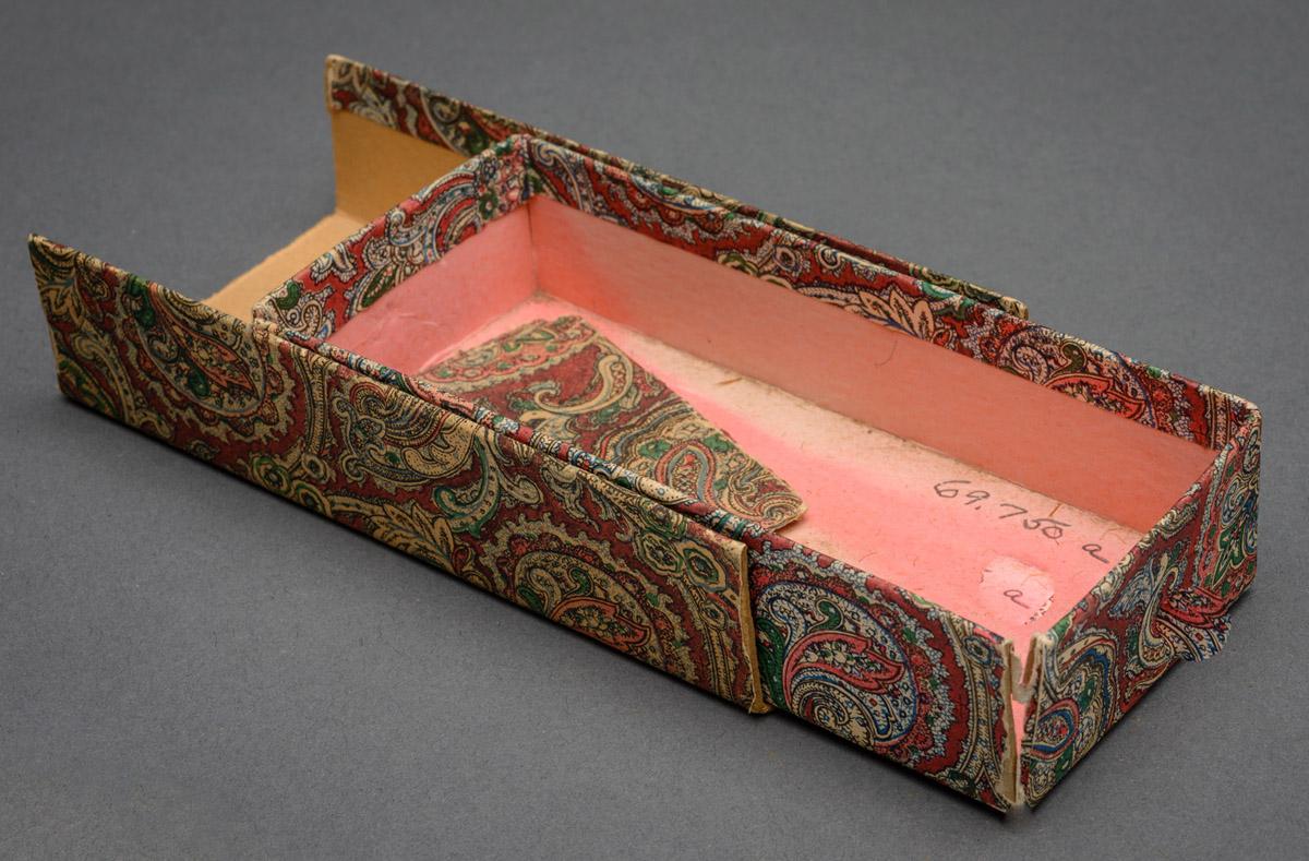 1969.0750 A, B Match box with lid
