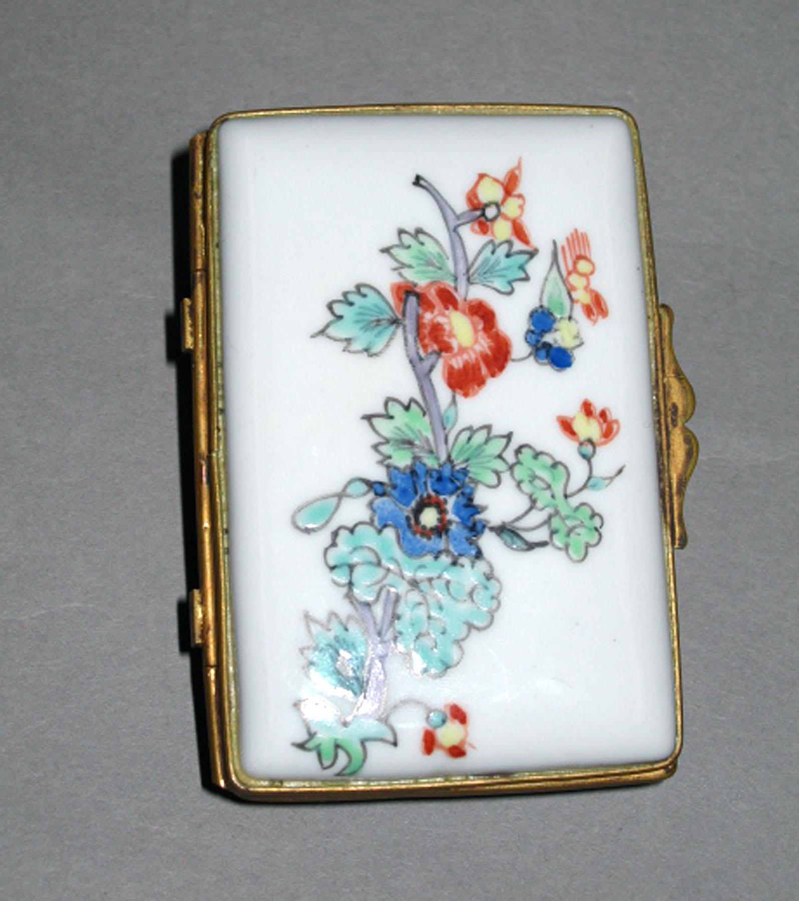 1969.0753 Porcelain snuff box (underside)