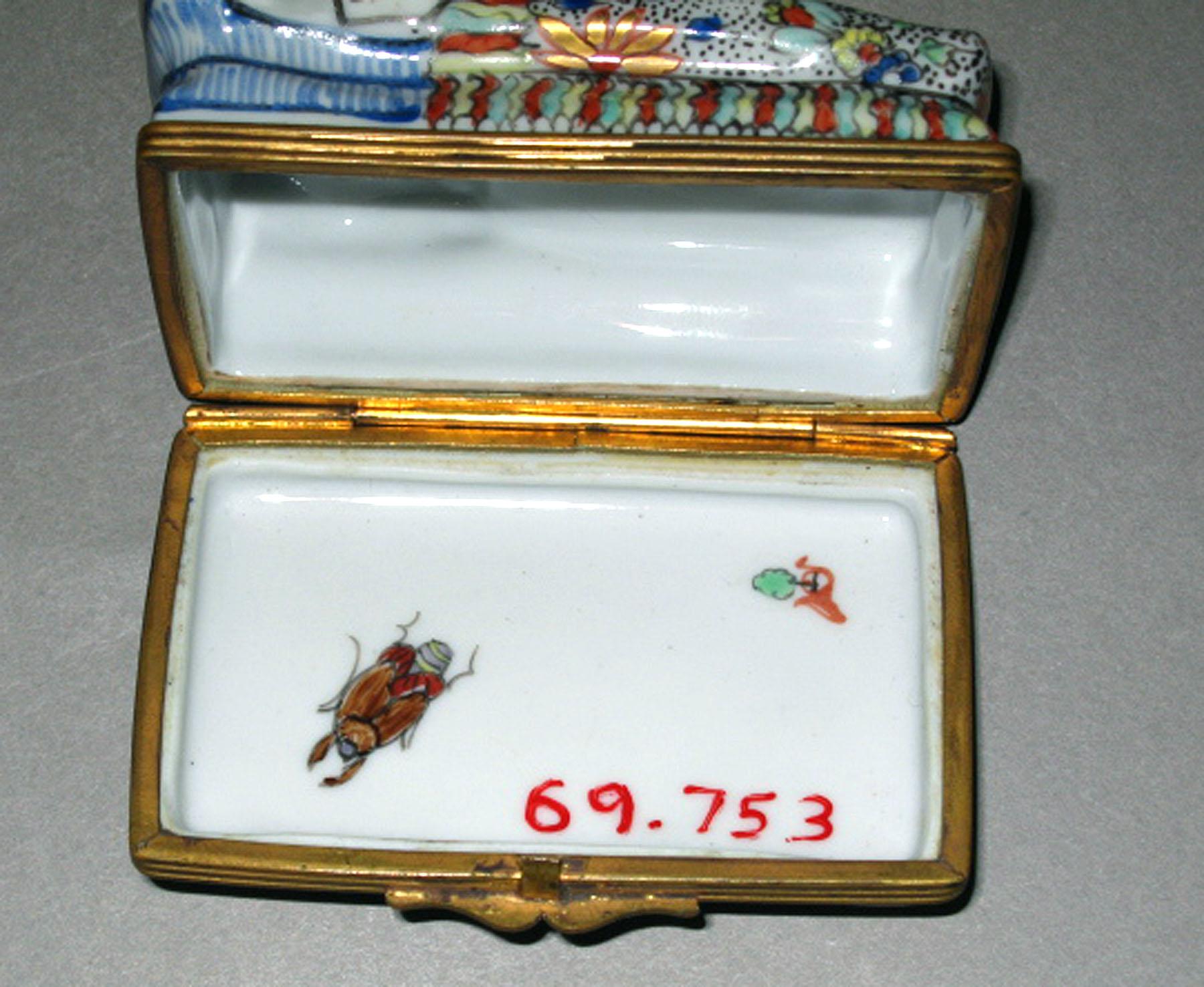 1969.0753 Porcelain snuff box (interior)