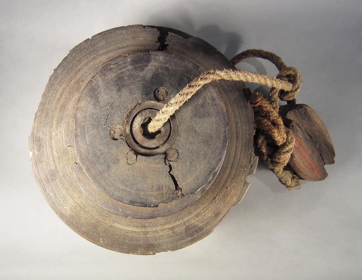1957.0026.672.001-006, Pully block and wheels, top view