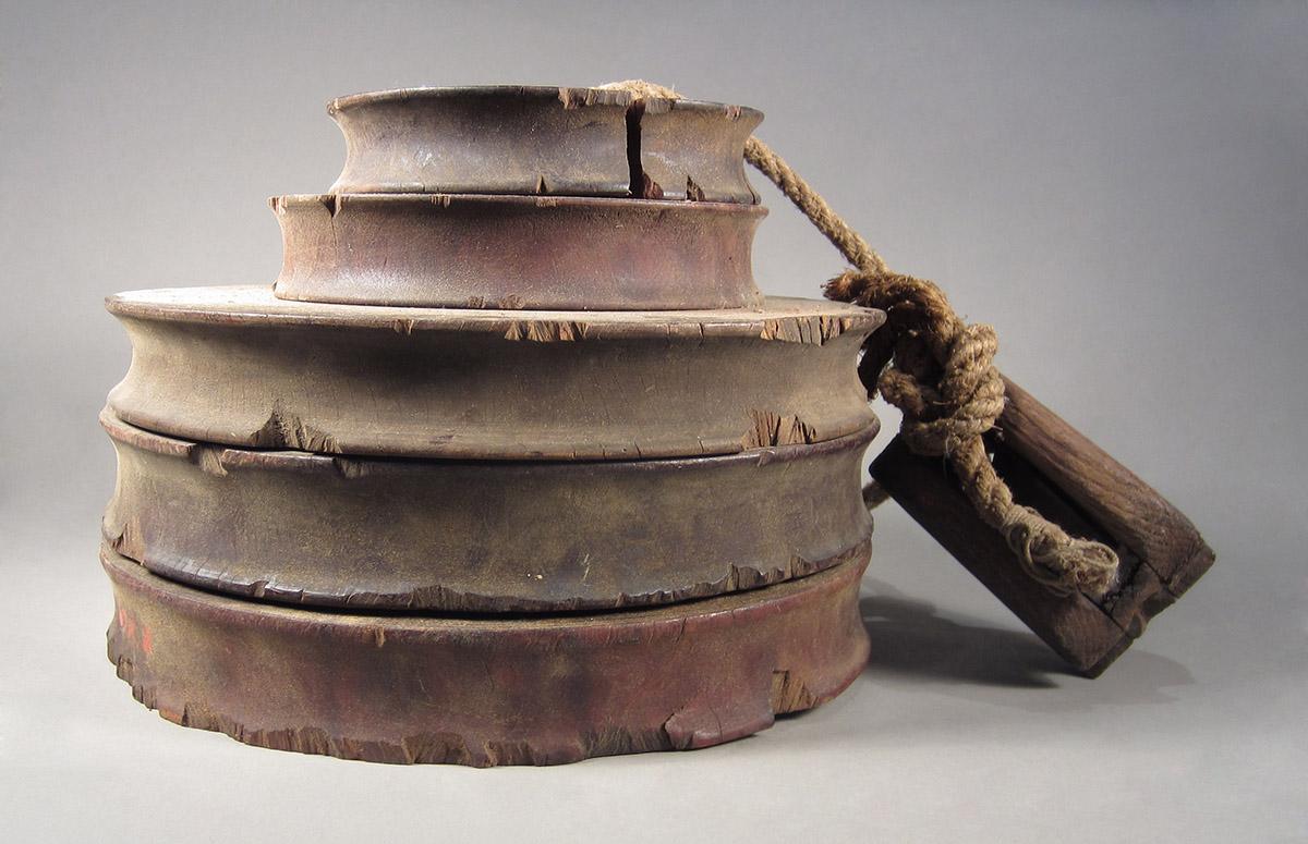 1957.0026.672.001-006, Pully block and wheels, side view