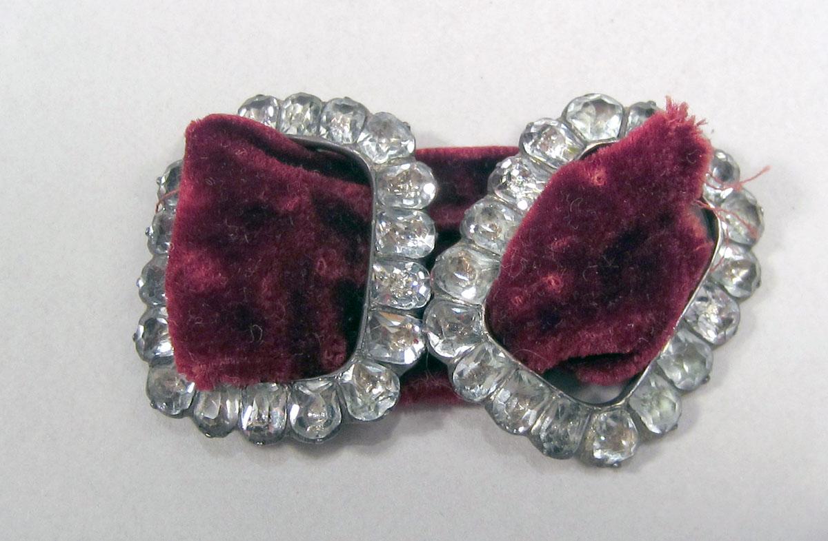 1969.0849..001-002 Buckles upper surface