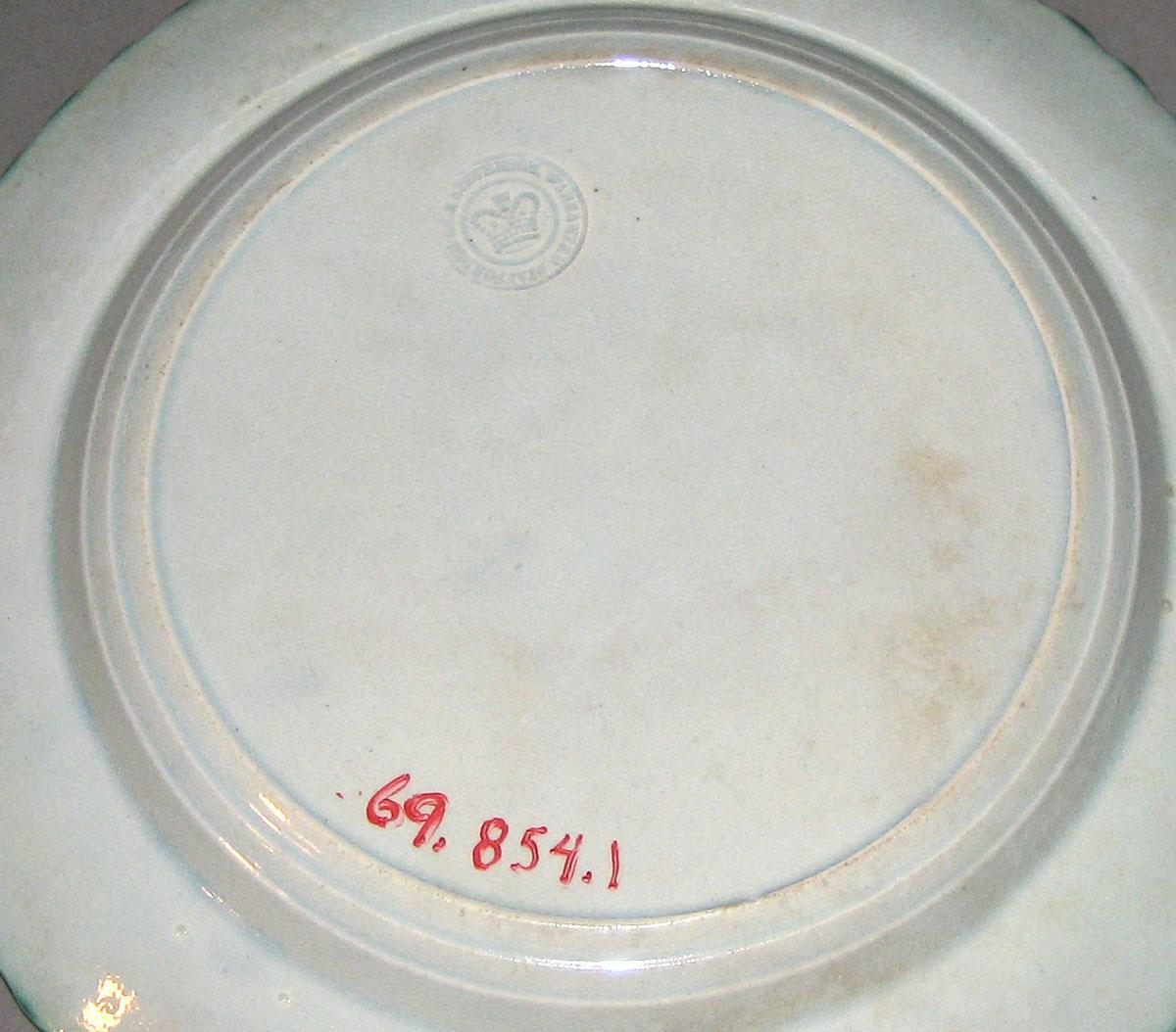 1969.0854.001 Dinner plate (underside)