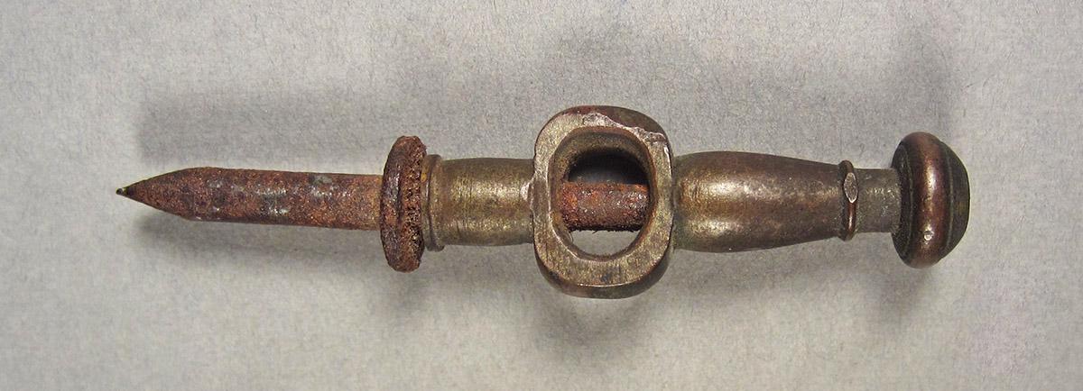 1957.0026.682, Spring or blade vise, side 1