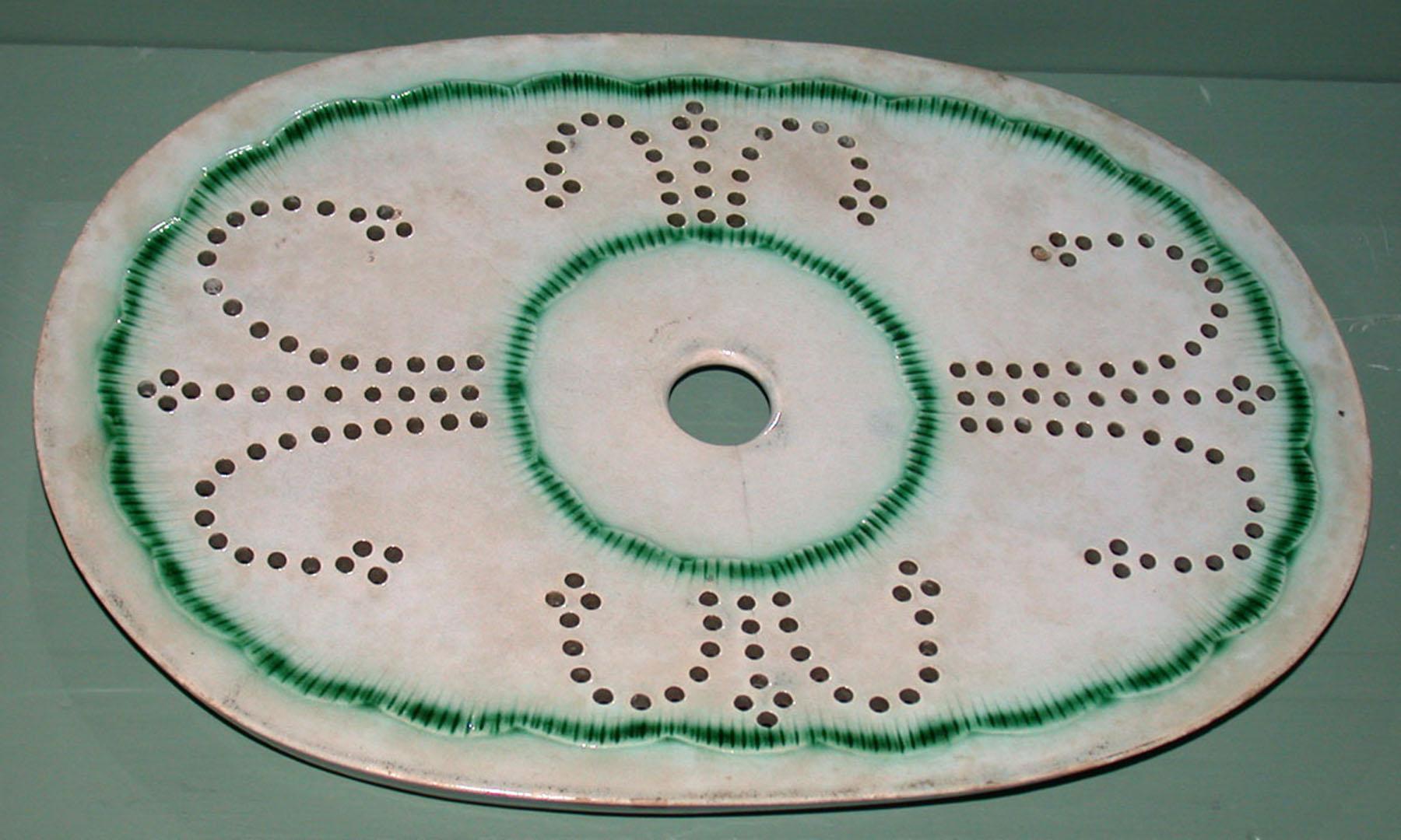 1969.0869 Pearlware drainer