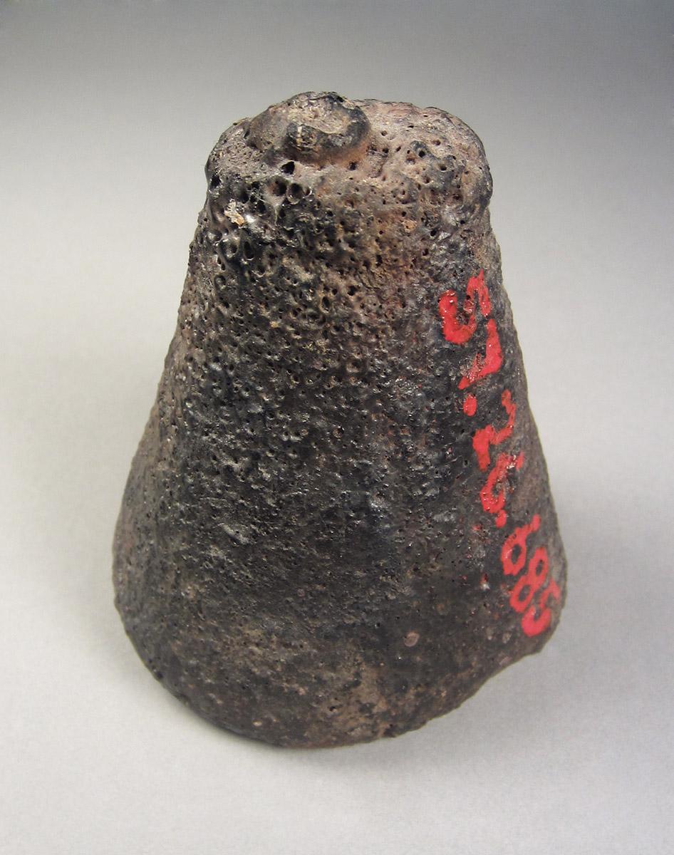 1957.0026.685, Crucible, side 1