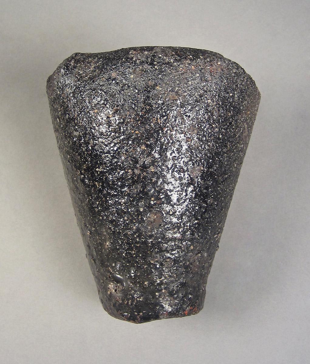 1957.0026.686, Crucible, side 2