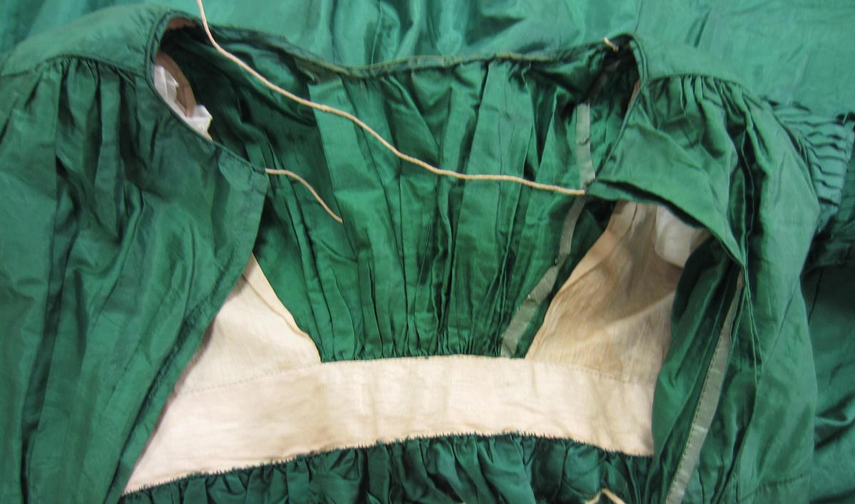 1969.0943 Dress, Lining