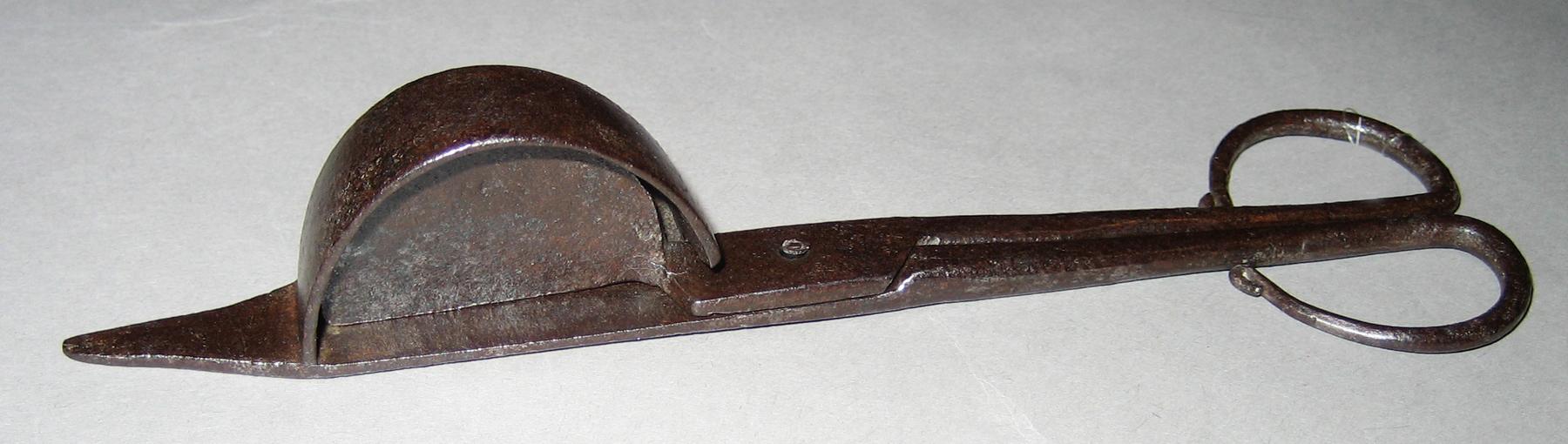 1969.0958 Snuffer