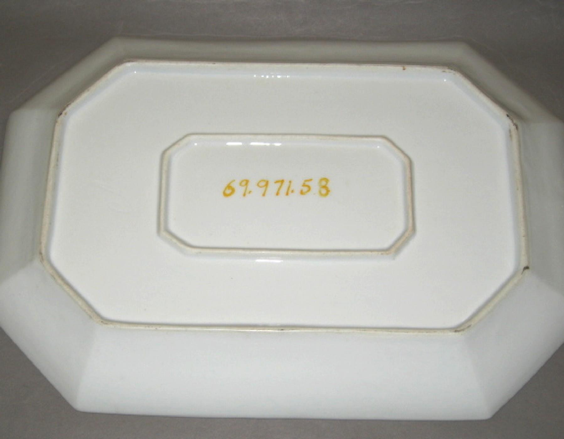 1969.0971.058 French porcelain dish (underside)