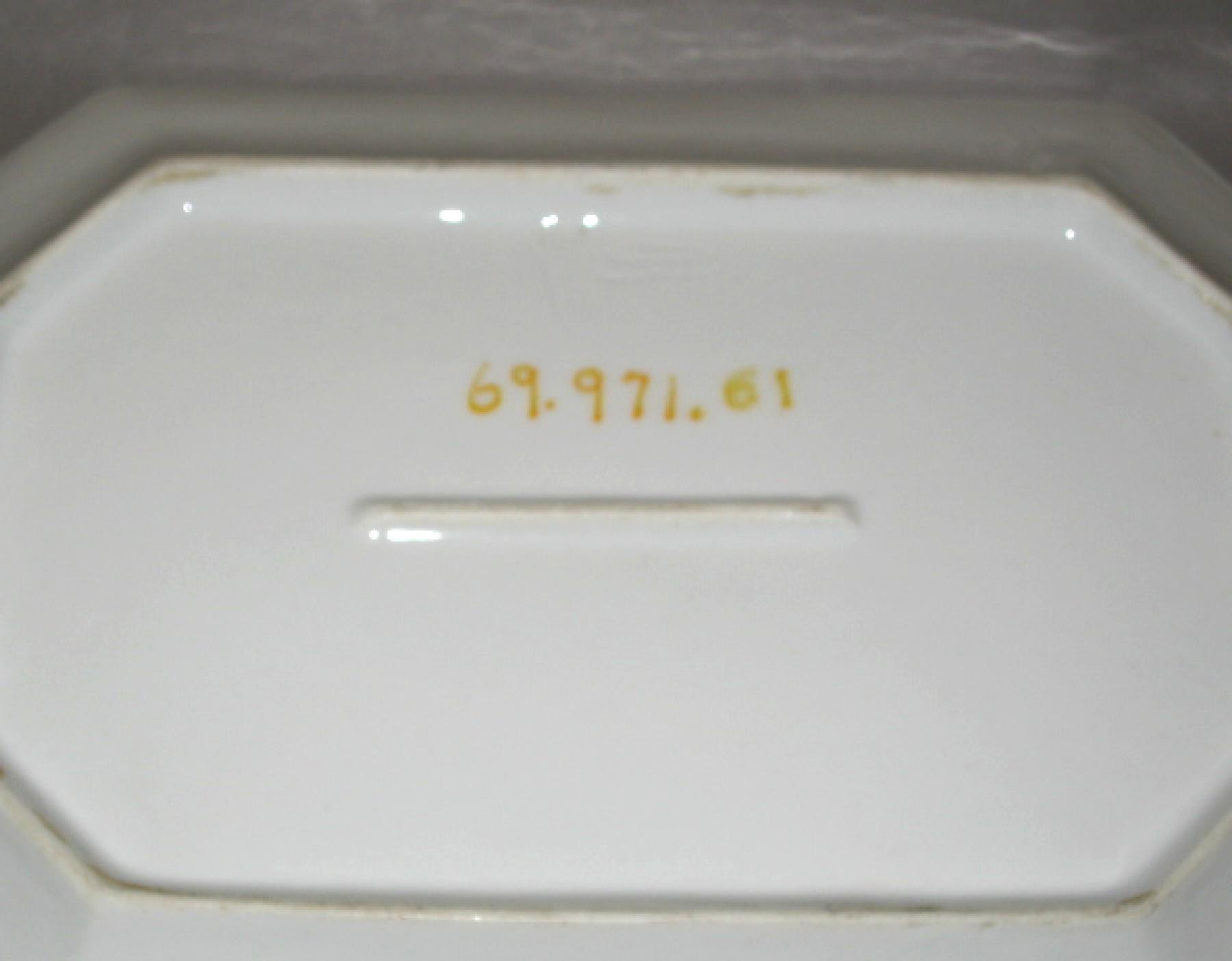 1969.0971.061 French porcelain dish (underside)