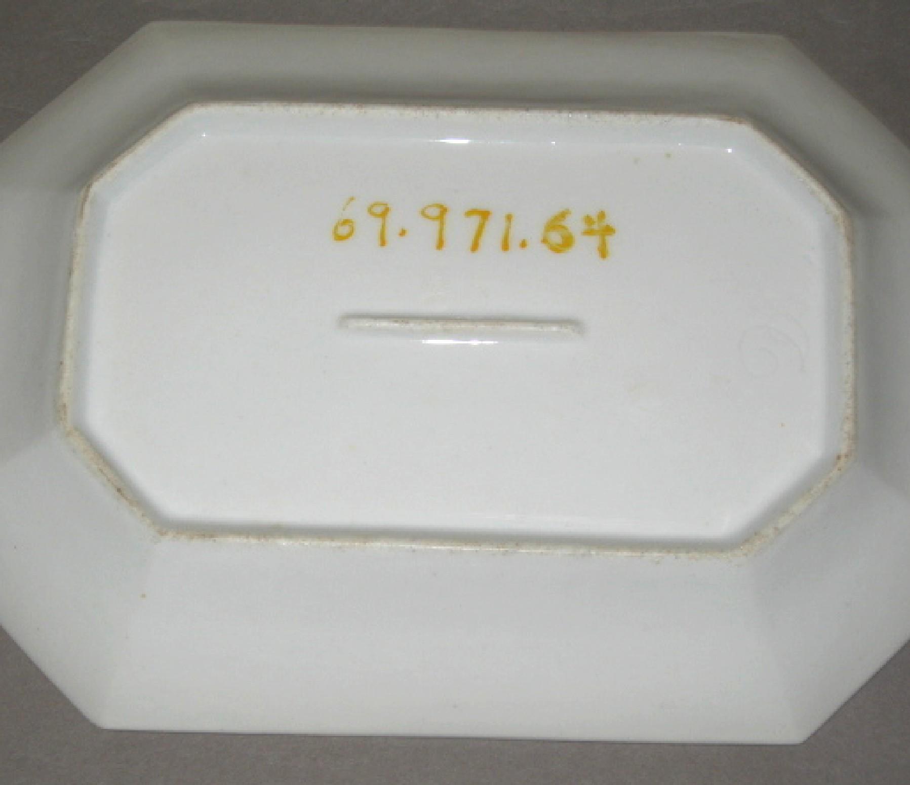 1969.0971.064 French porcelain dish (underside)