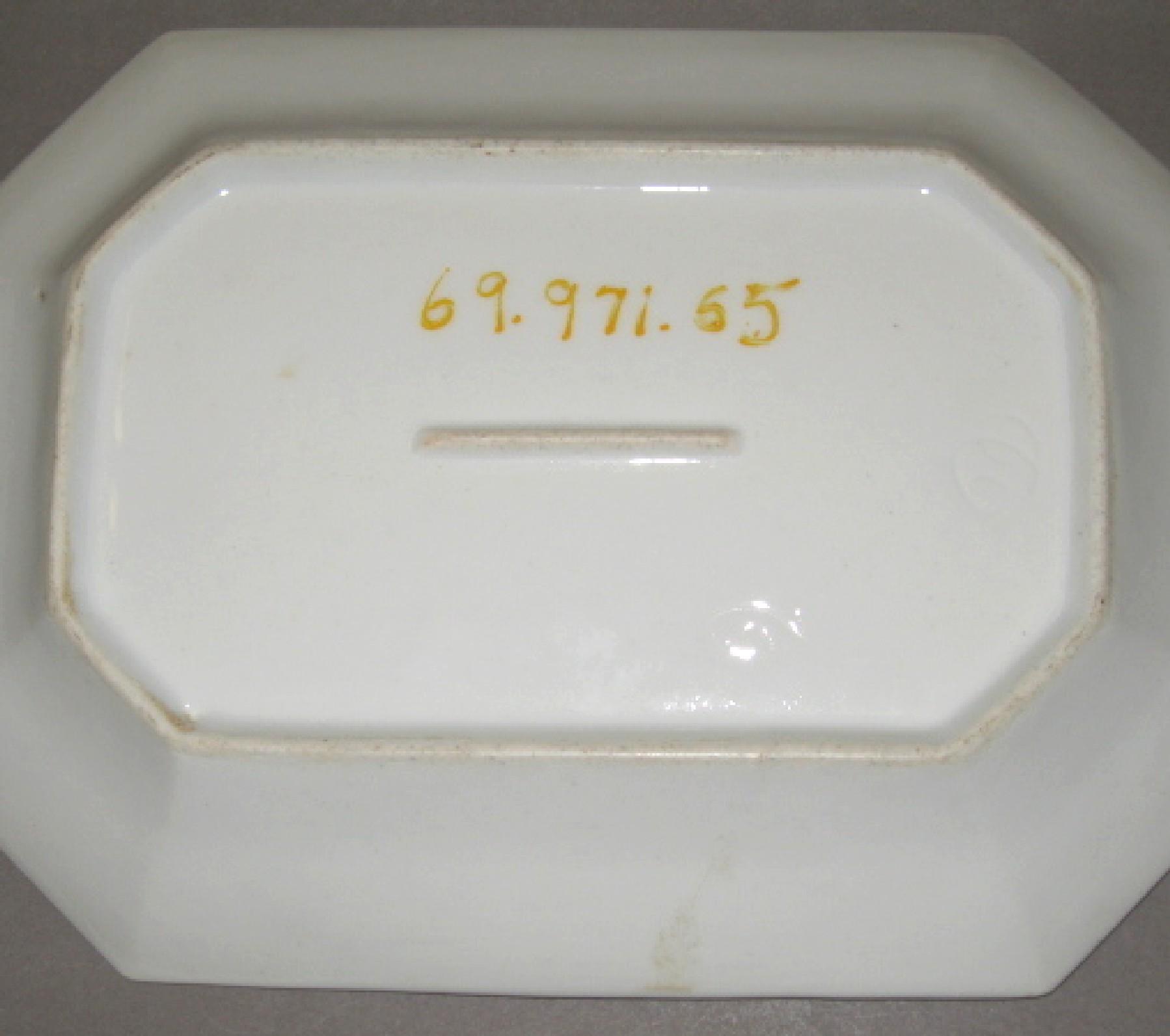1969.0971.065 French porcelain dish (underside)