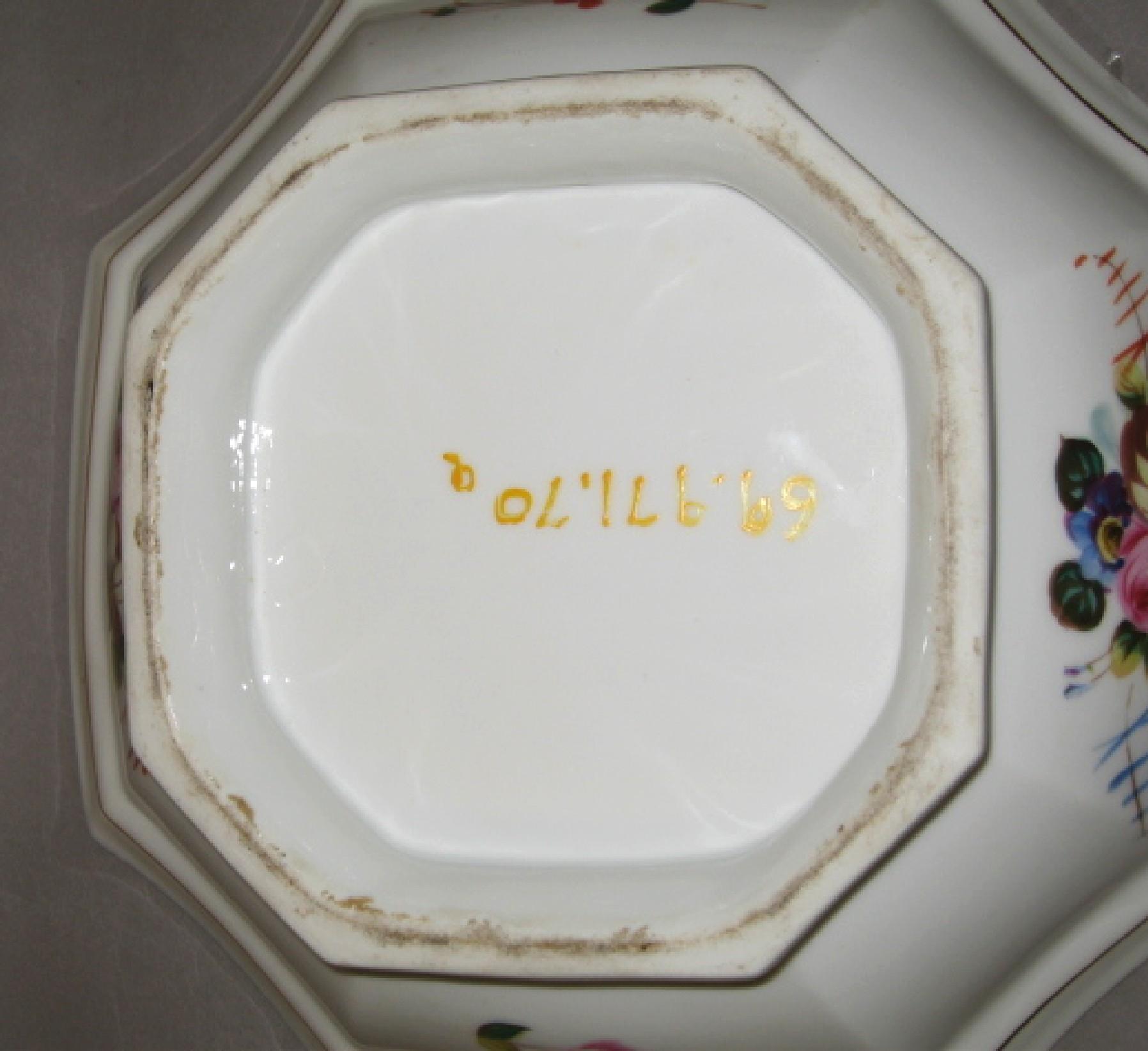 1969.0971.070 A French porcelain dish (underside)