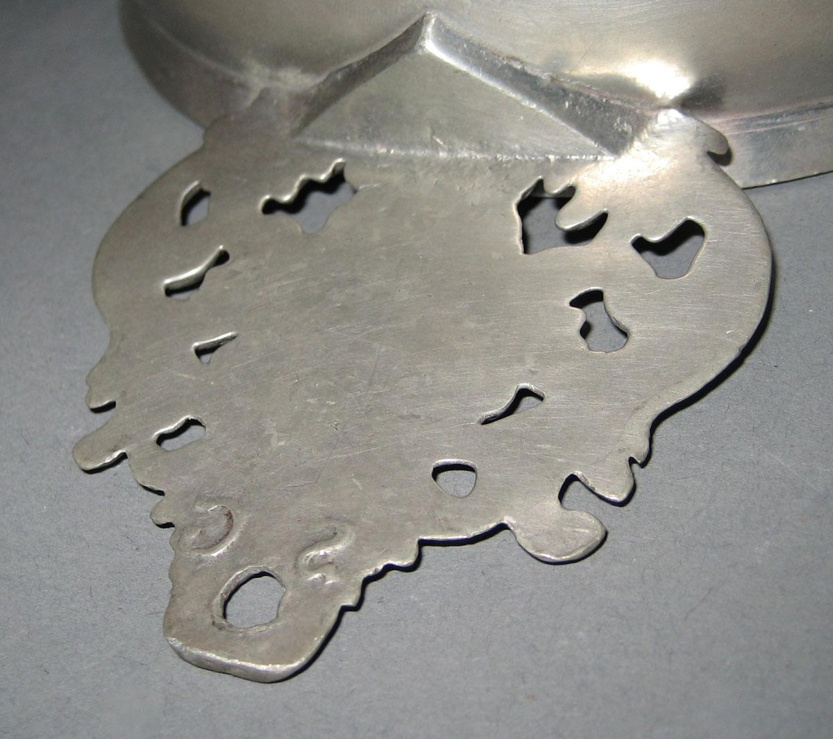 1969.1121 Porringer (mark)