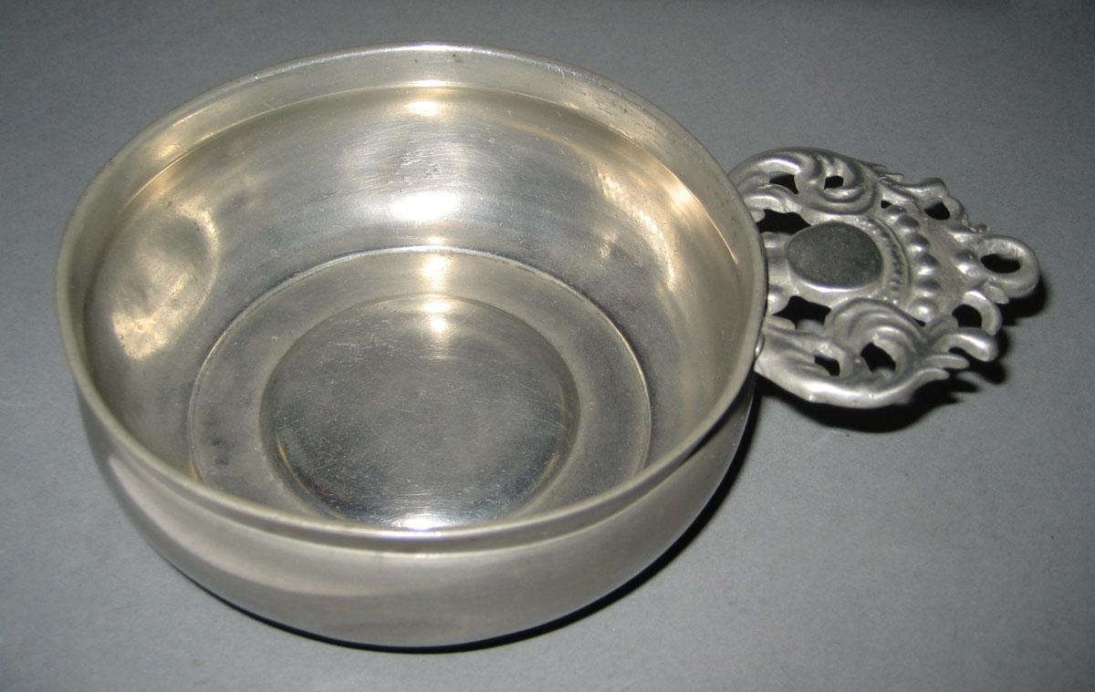 1969.1122 Porringer