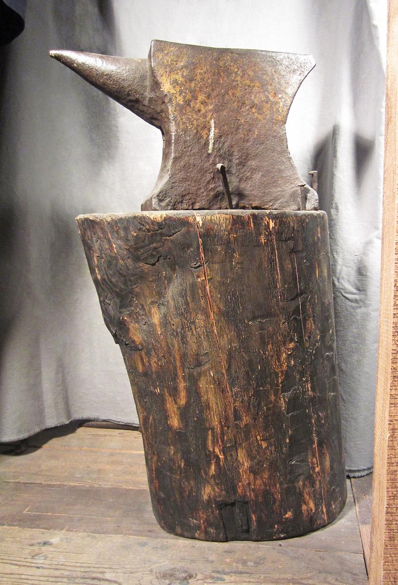1957.0034.005 A, B, Anvil and stand, overall