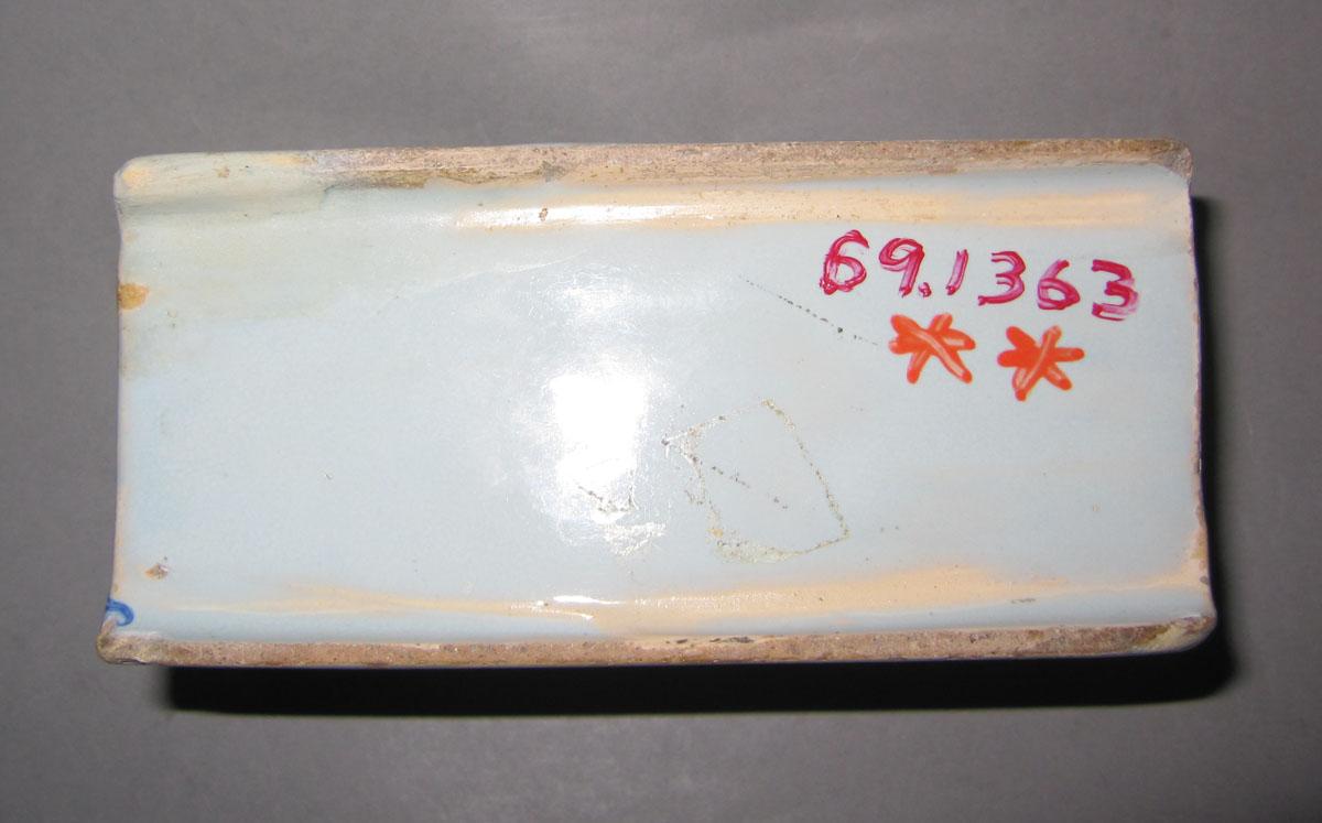 1969.1363 Delft flower container underside