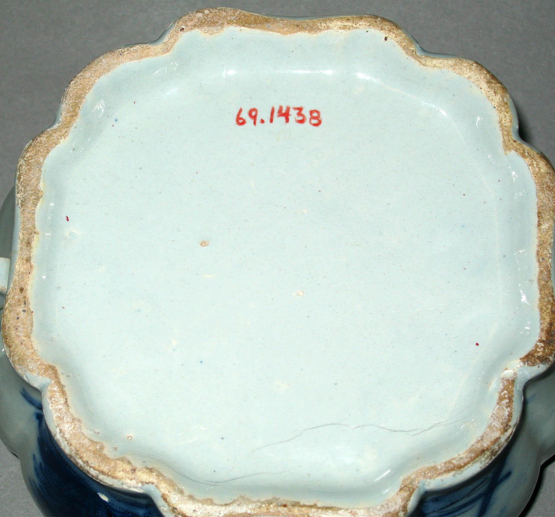 1969.1438 Delftware sugar bowl (underside)