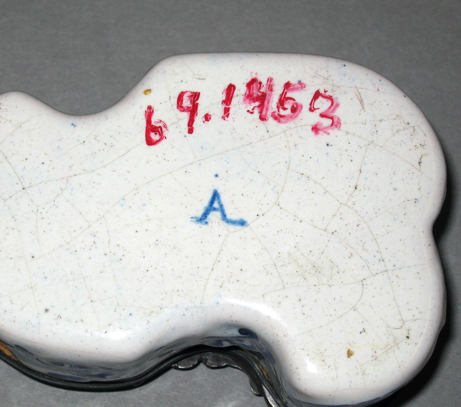 1969.1453 Earthenware box (mark)